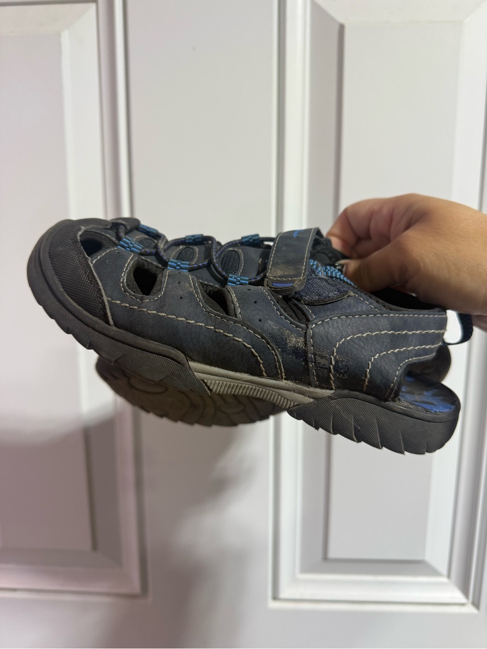 Eddie Bauer Kids’ Closed-Toe Outdoor Sandals in Black and Blue Size 3T